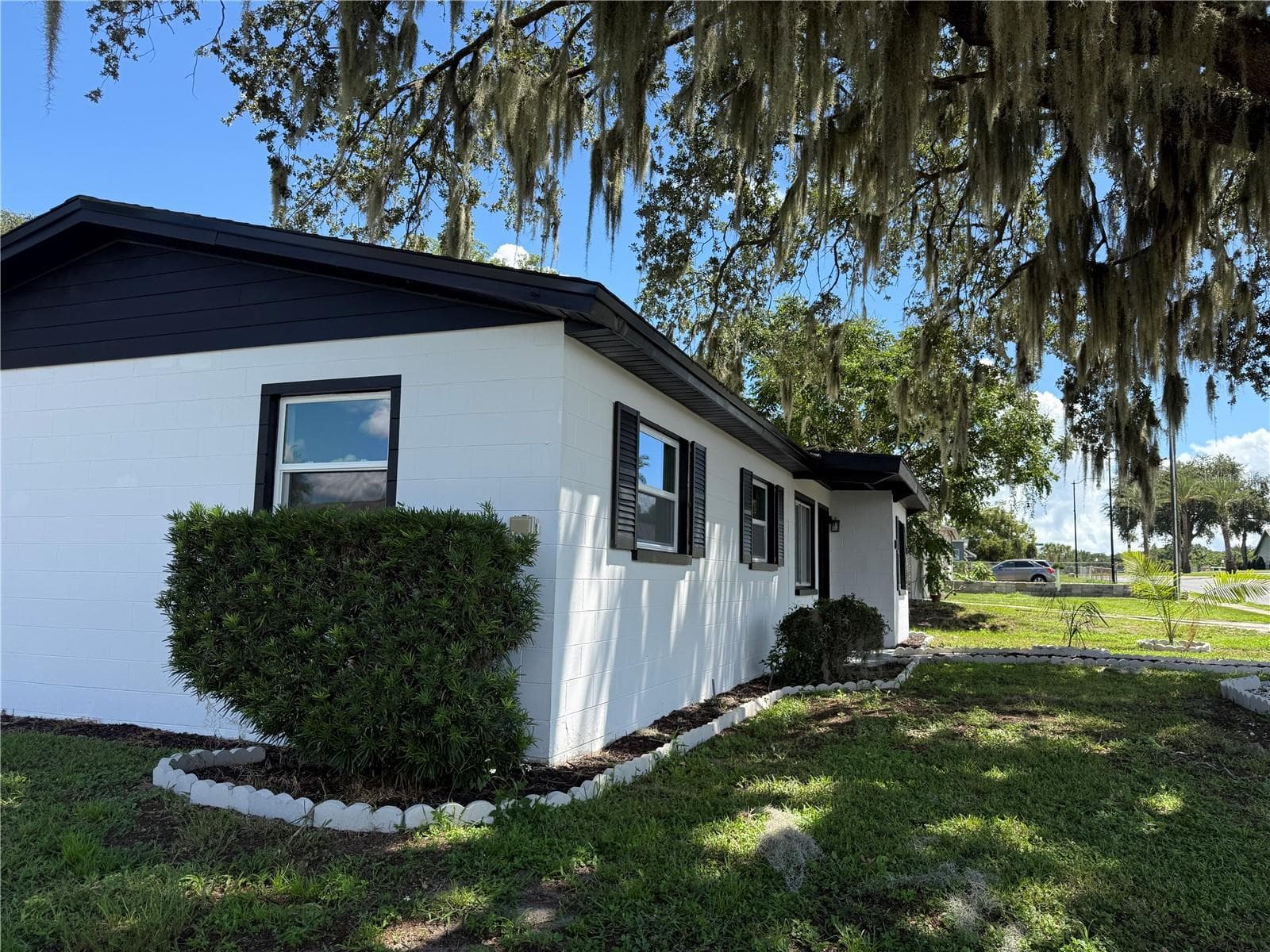 right side of the house - 1000 E DIXIE AVE, LEESBURG