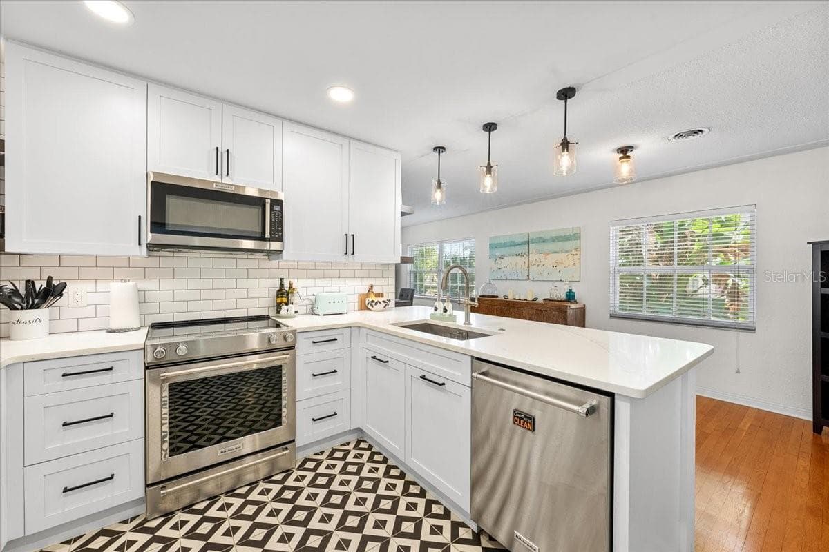 Single Family Residence at 3528 FOSTER HILL DR N, ST PETERSBURG, photo 13 of 59