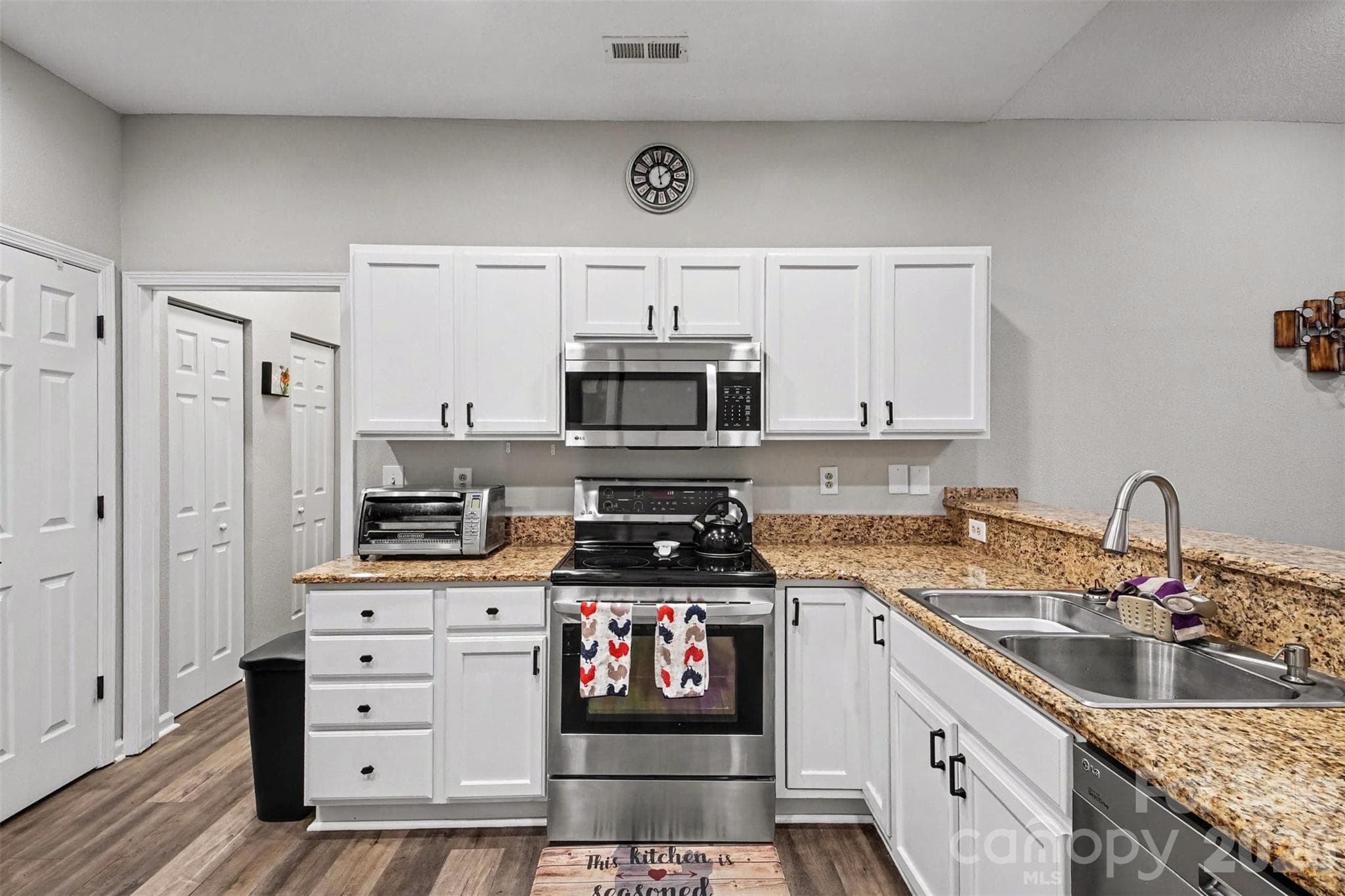 Townhouse at 8057 Sultana Circle, Charlotte, photo 6 of 23