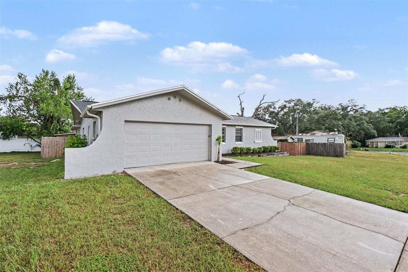 Single Family Residence at 1909 SHANNONWOOD CT, BRANDON, photo 2 of 20