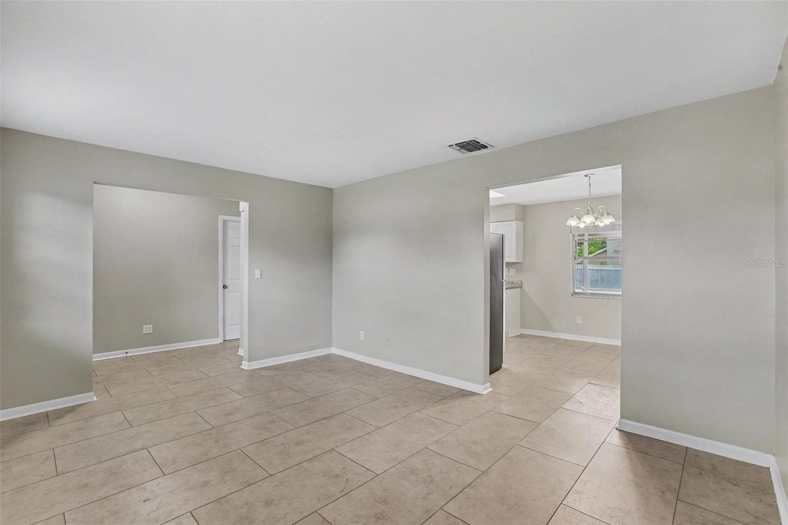 Single Family Residence at 1909 SHANNONWOOD CT, BRANDON, photo 3 of 20
