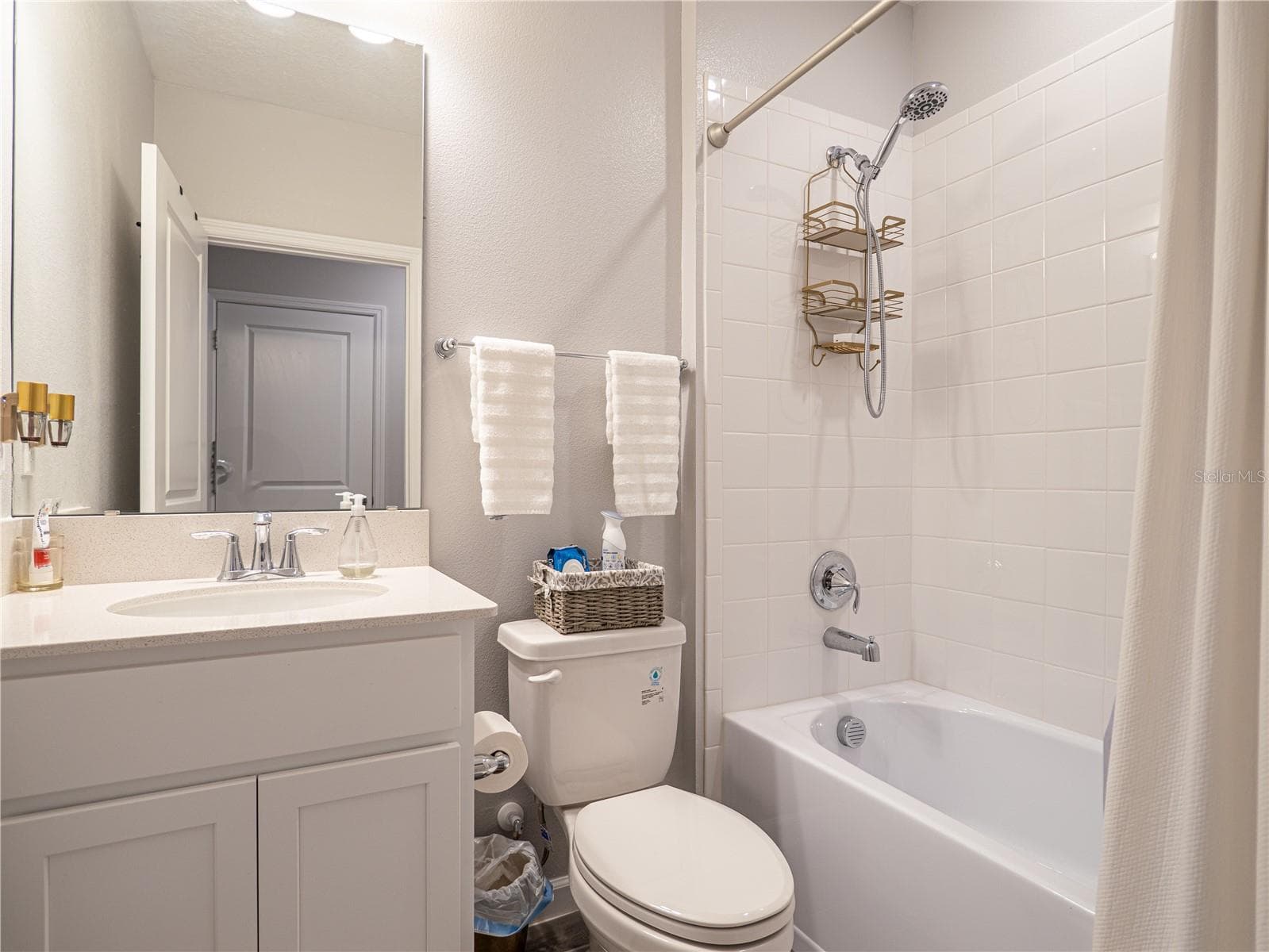 Full bathroom on 1st Floor with Shower/Tub Combo - 4902 LIVINGSTON LN, OVIEDO