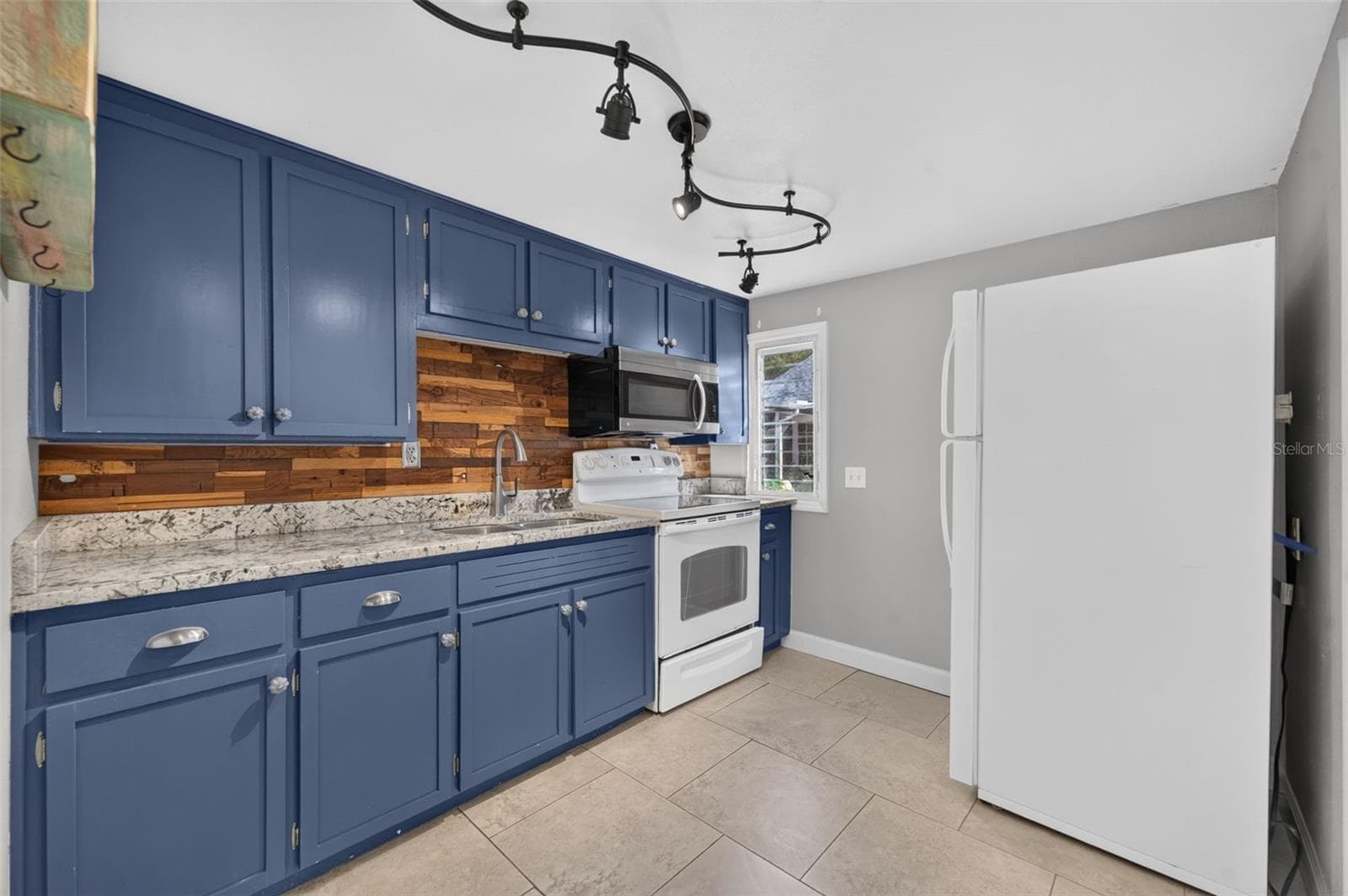 Guest cottage kitchen - 443 BROADVIEW AVE, WINTER PARK