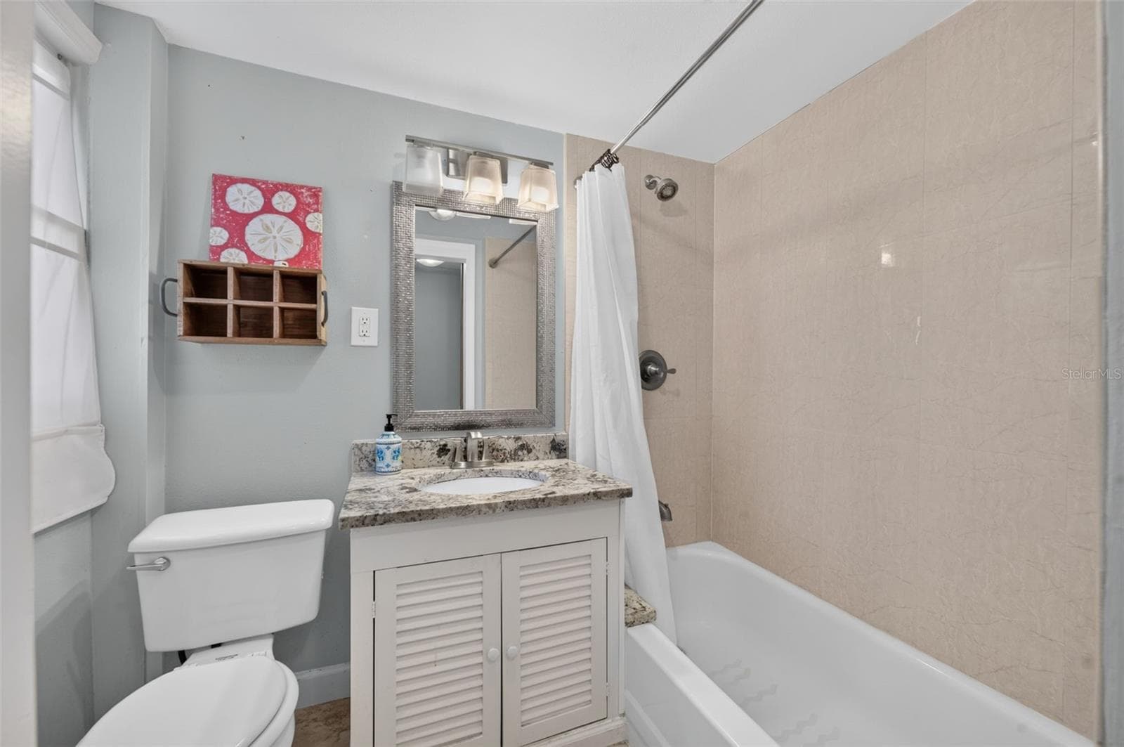Guest cottage bathroom - 443 BROADVIEW AVE, WINTER PARK