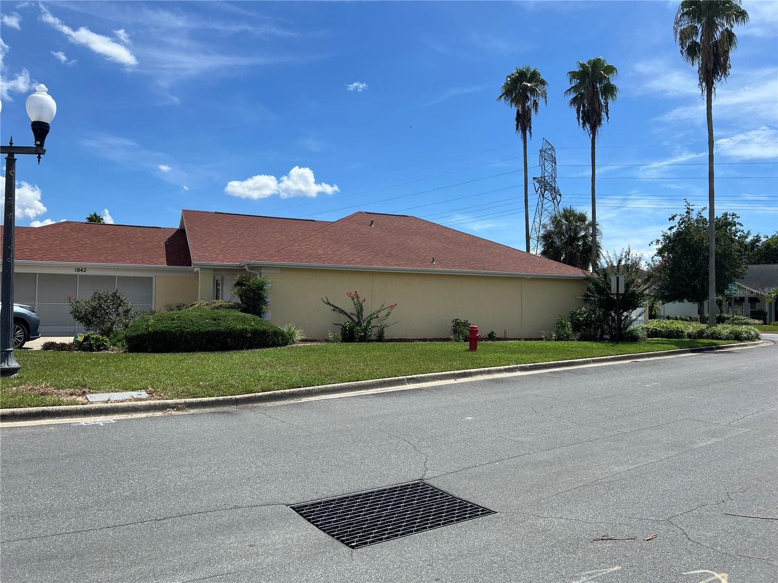 Side view of the house - 1842 PUERTO BELLO DR, THE VILLAGES