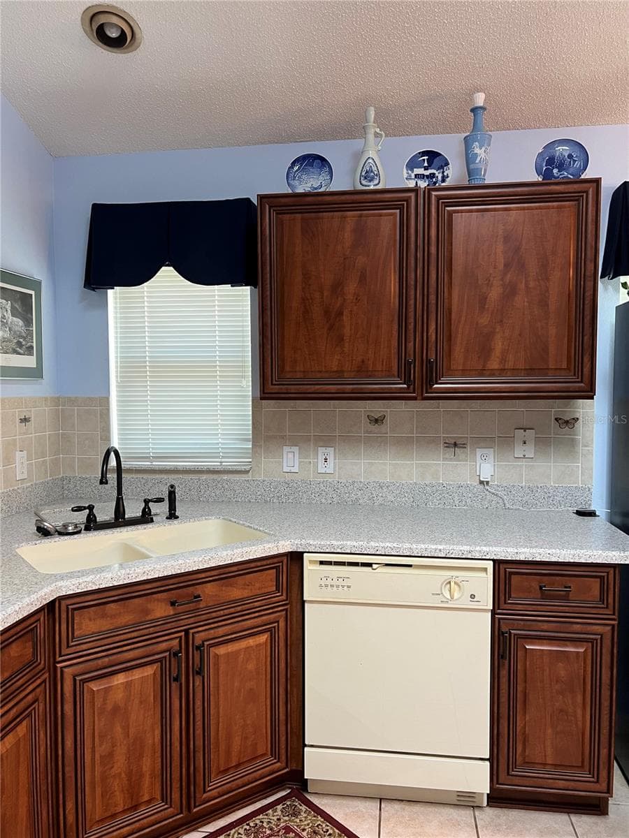 Kitchen with Dishwasher and Garbage disposal and window to side yard - 1842 PUERTO BELLO DR, THE VILLAGES