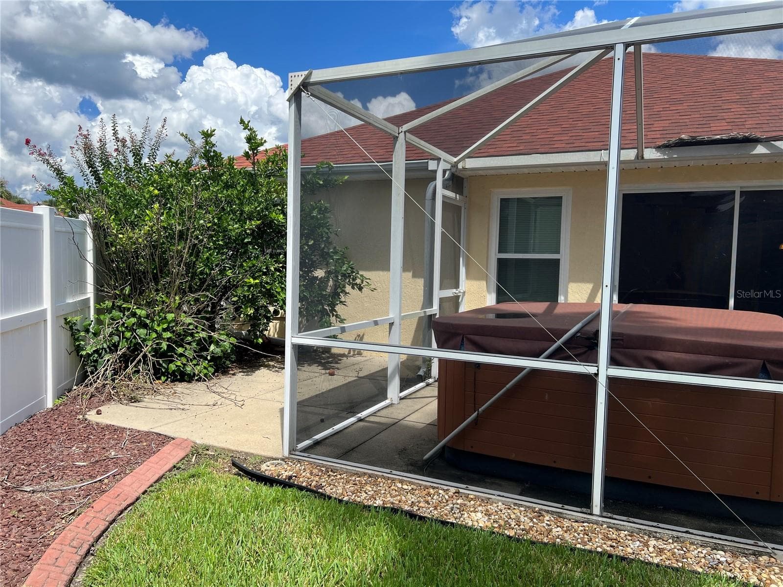 Screened Patio and side of courtyard - 1842 PUERTO BELLO DR, THE VILLAGES