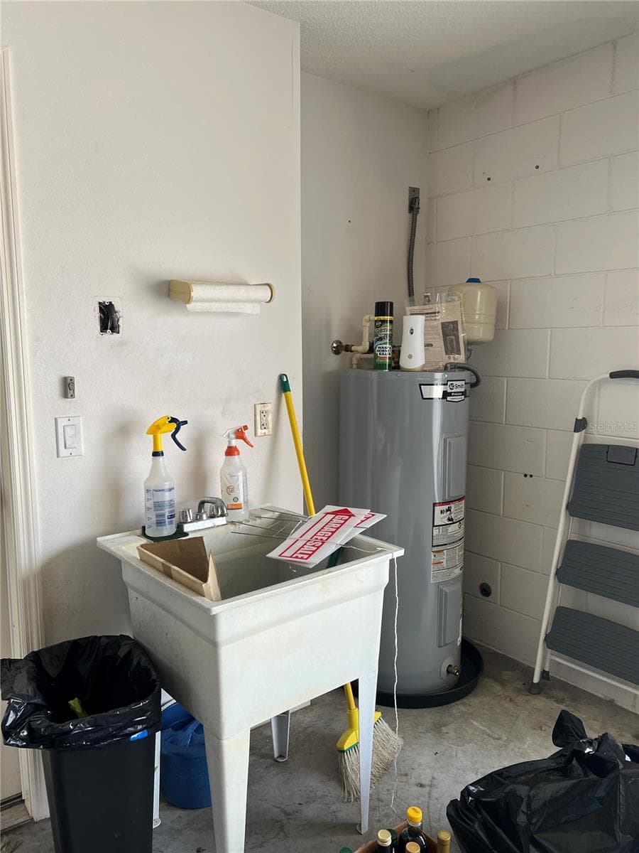 Garage Utility Tub - 1842 PUERTO BELLO DR, THE VILLAGES