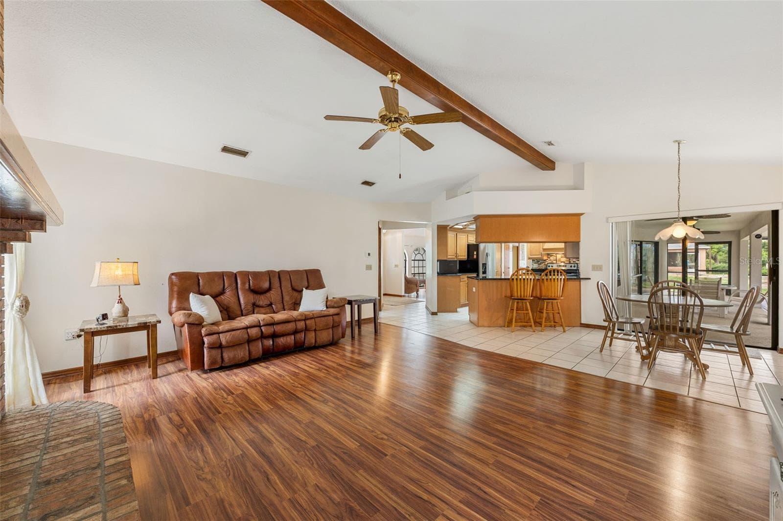 Open floor plan family room into eat in kitchen - 930 ALBRITTON WAY, LAKE WALES