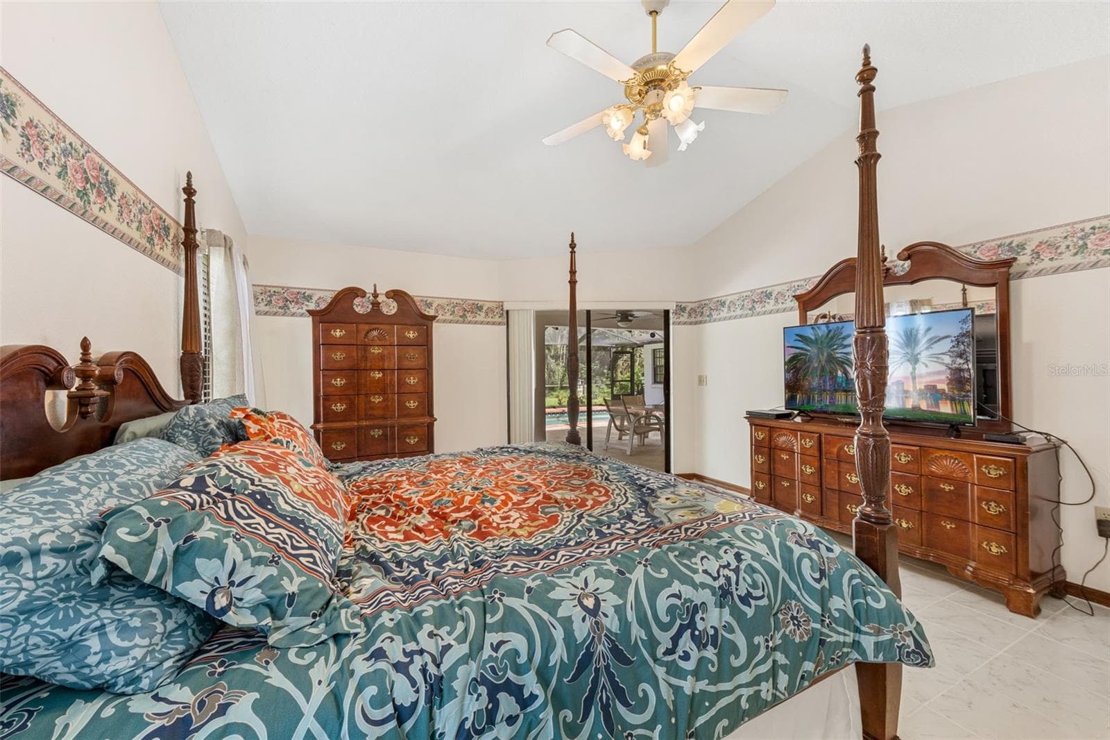 Primary bedroom with sliding door leading to the pool and backyard - 930 ALBRITTON WAY, LAKE WALES