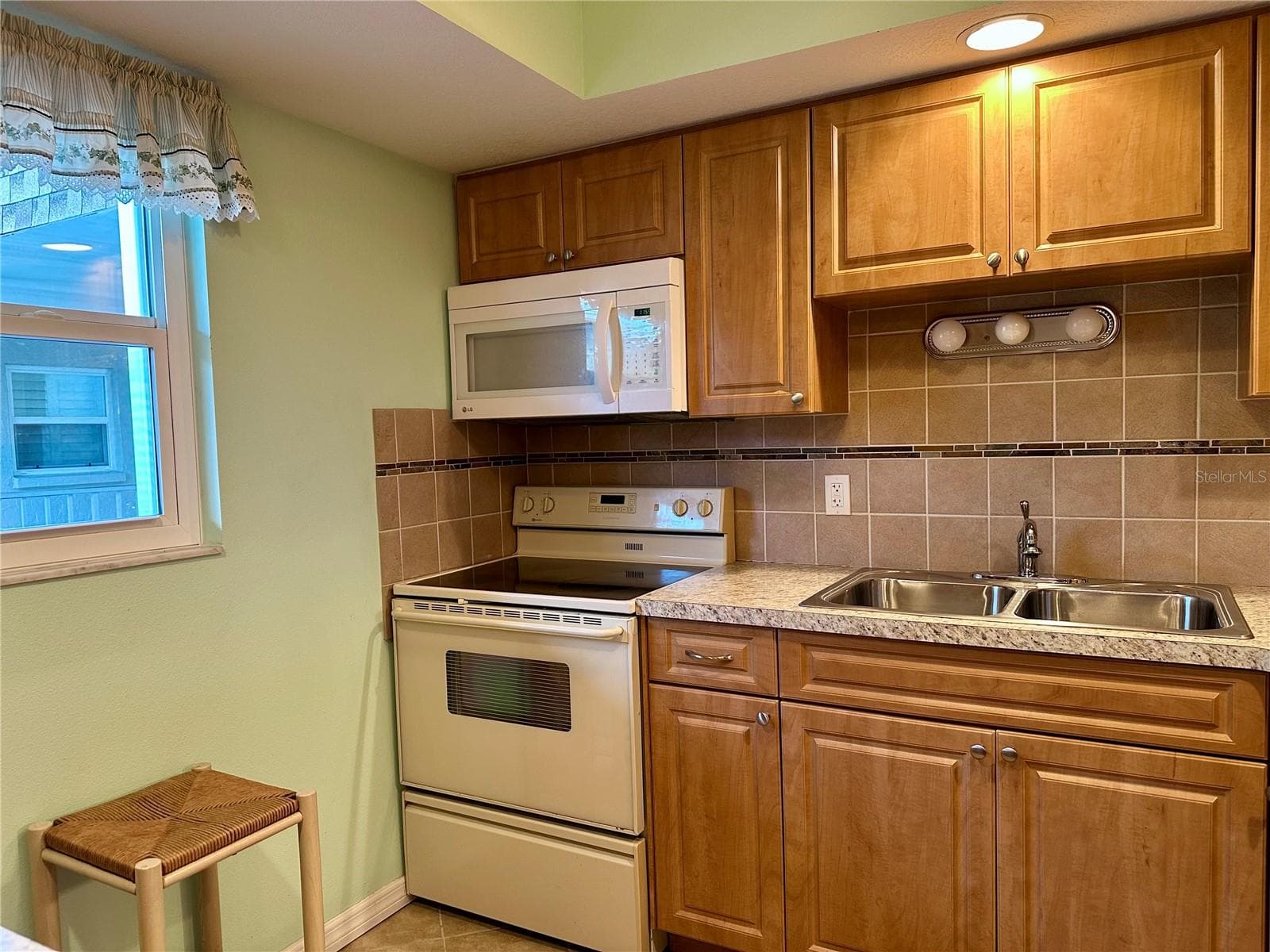 Condominium at 1330 GLEN OAKS DR E #370D, SARASOTA, photo 6 of 34