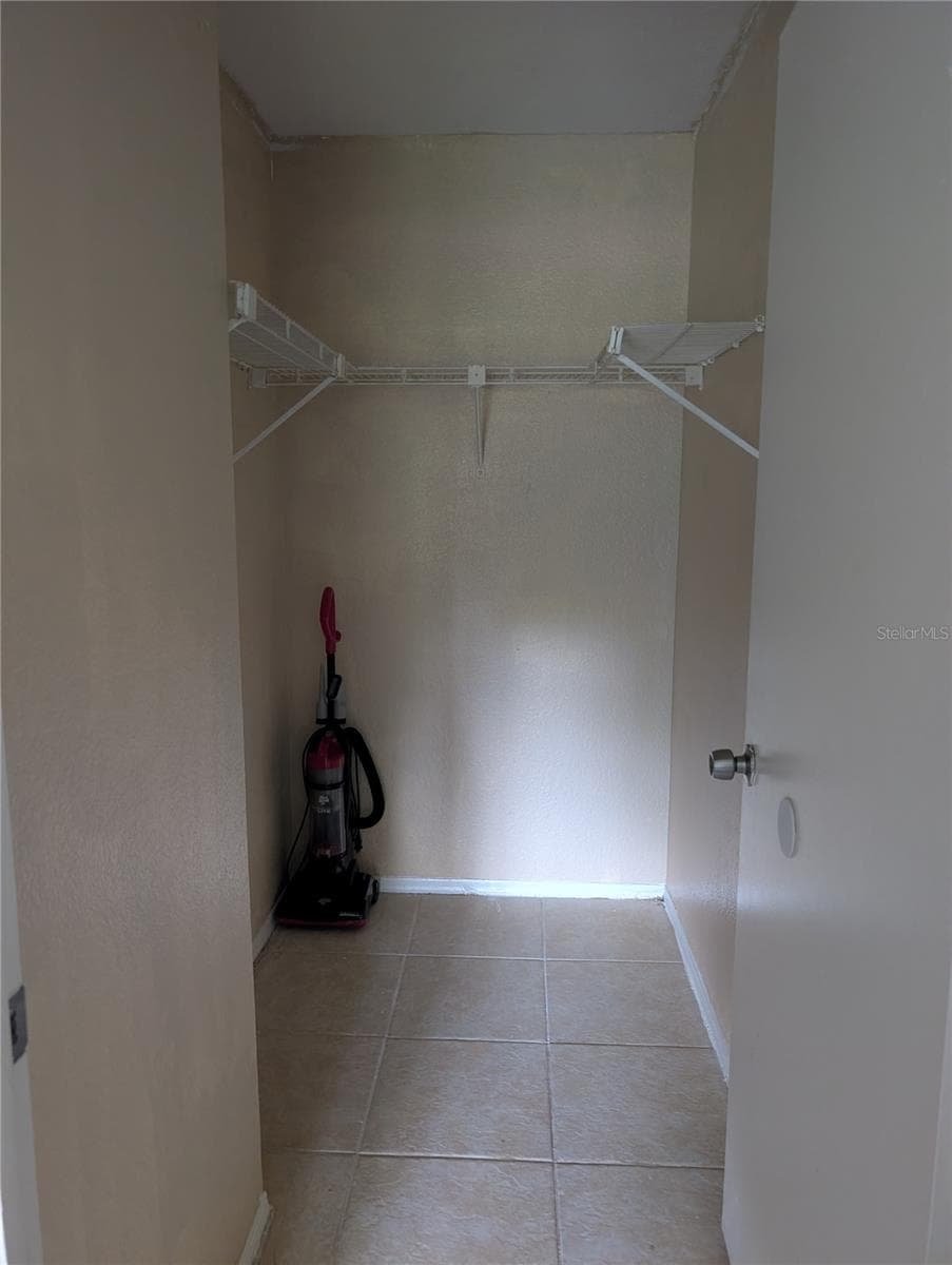 Master Closet - 2550 N ALAFAYA TRL #12105, ORLANDO
