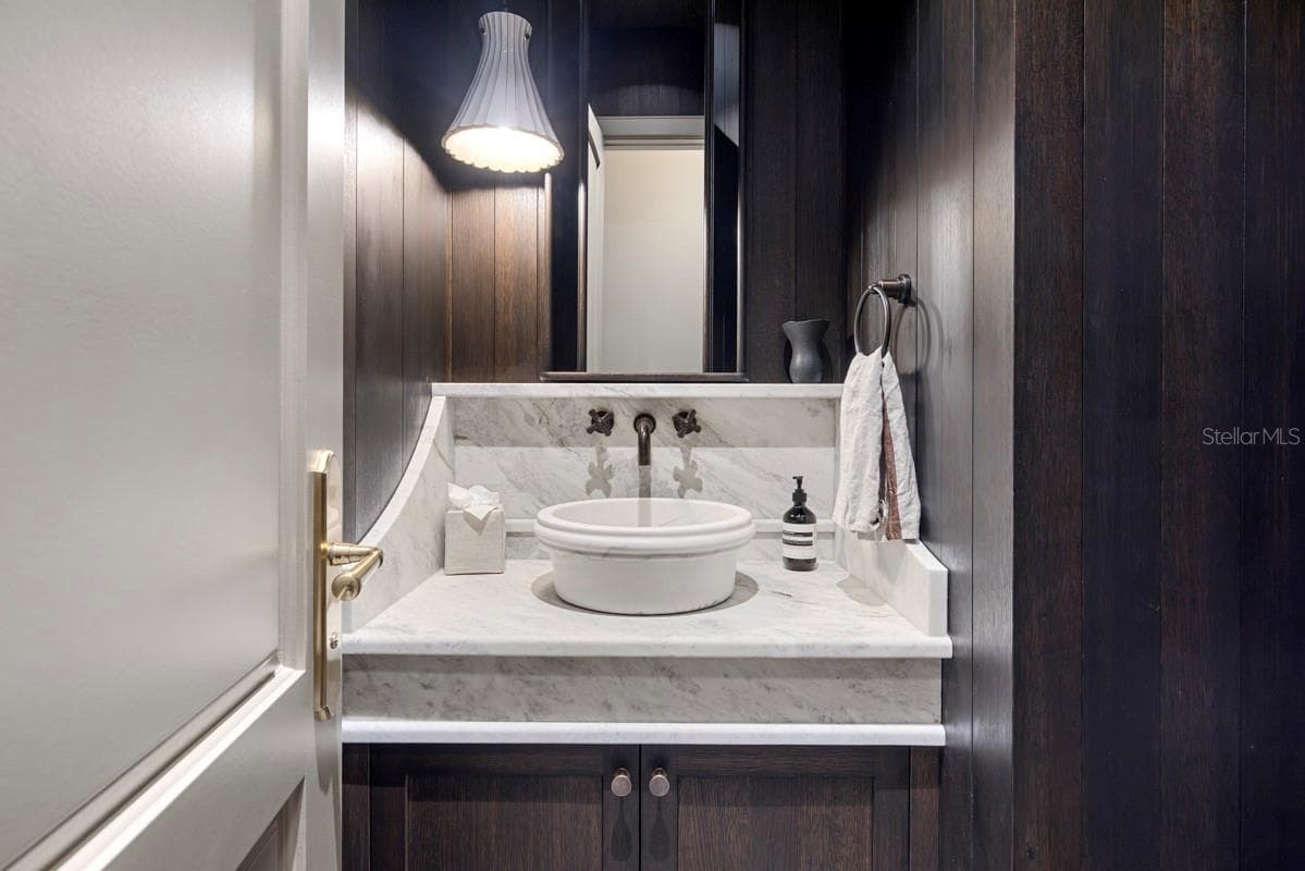 Powder Bath - 702 VIA BELLA, WINTER PARK