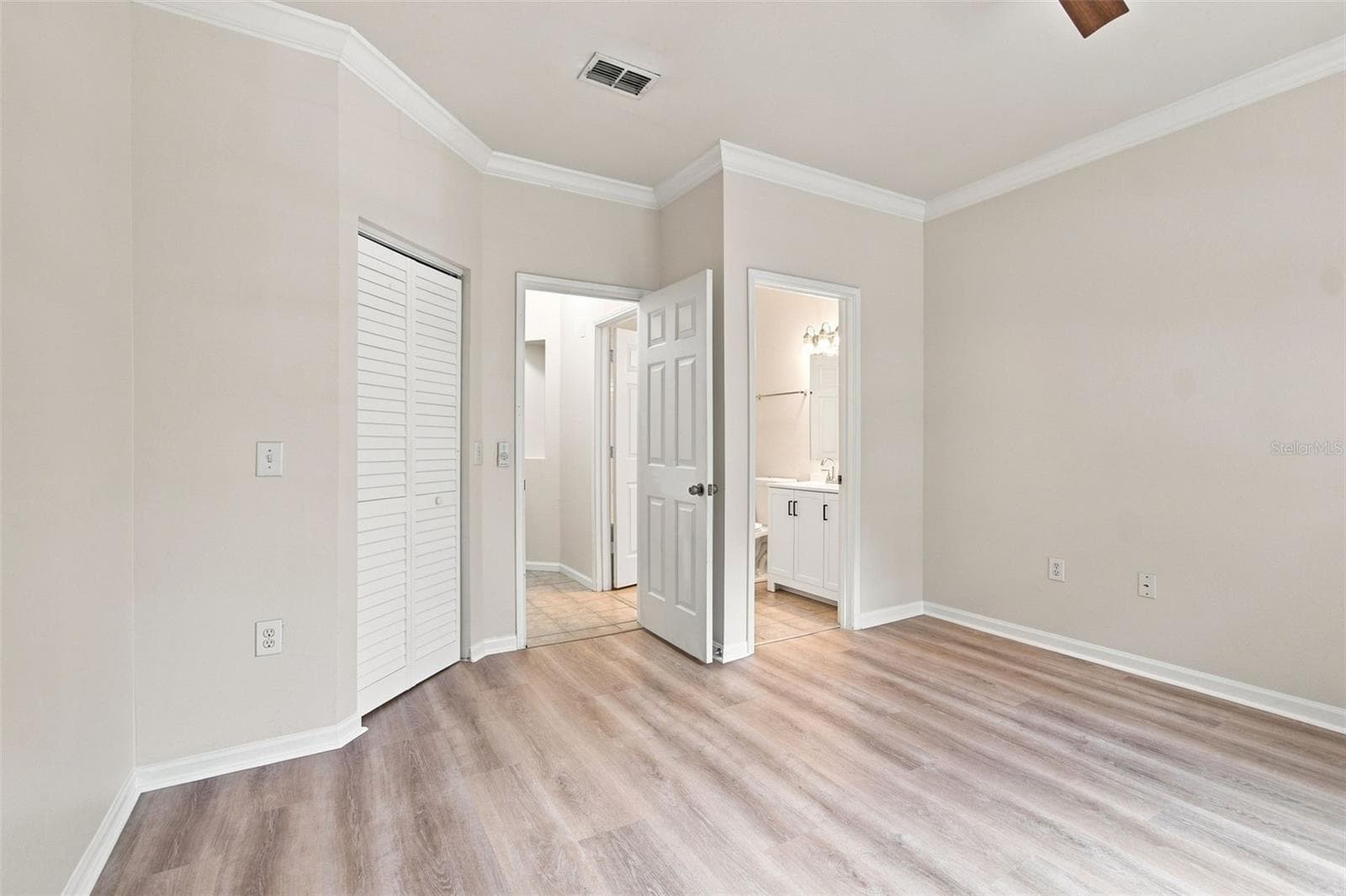 Guest bath from hallway - 2151 CHIANTI PL #12-122, PALM HARBOR