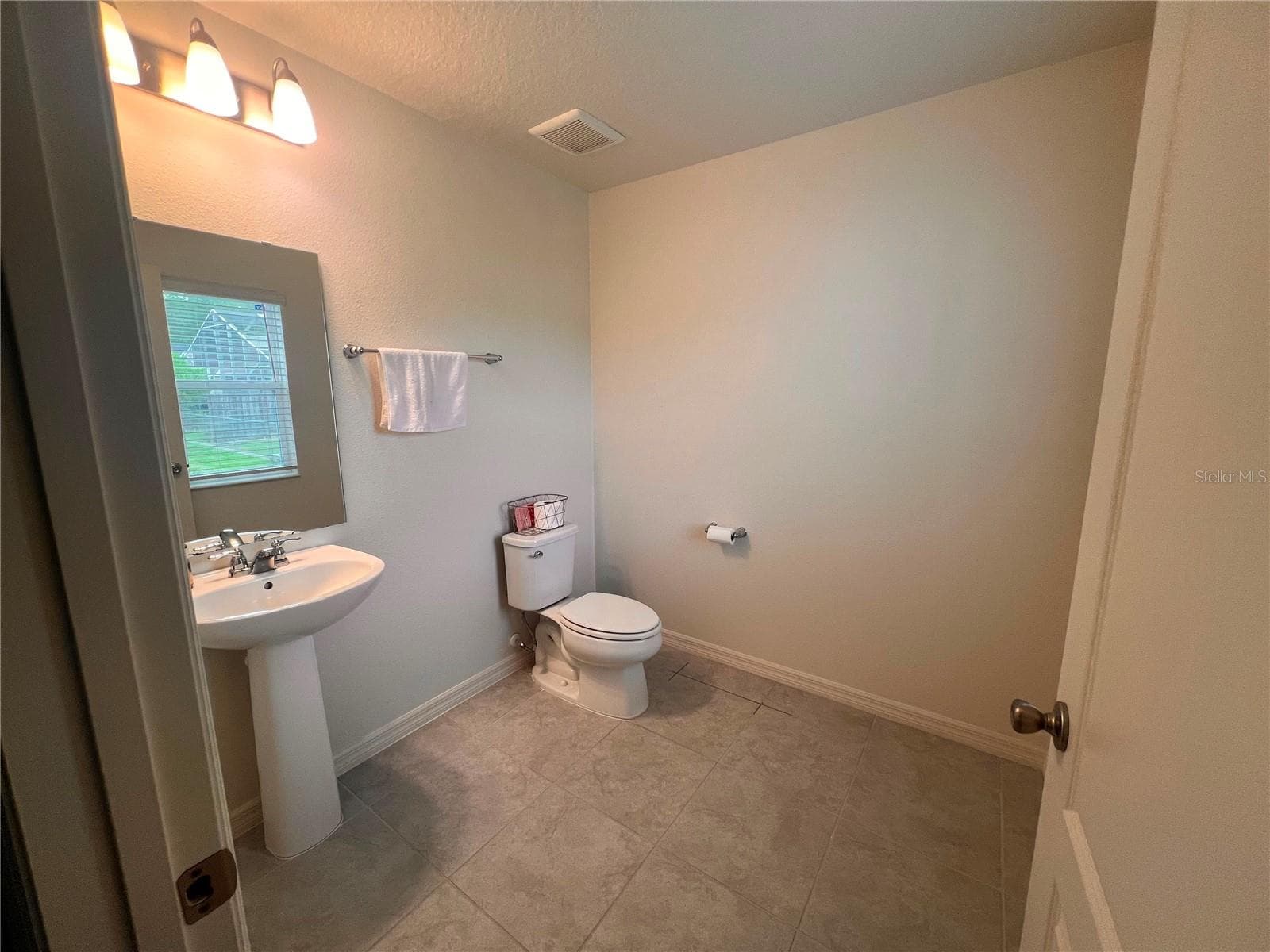 Single Family Residence at 3209 EAGLE HAMMOCK CIR, KISSIMMEE, photo 9 of 18