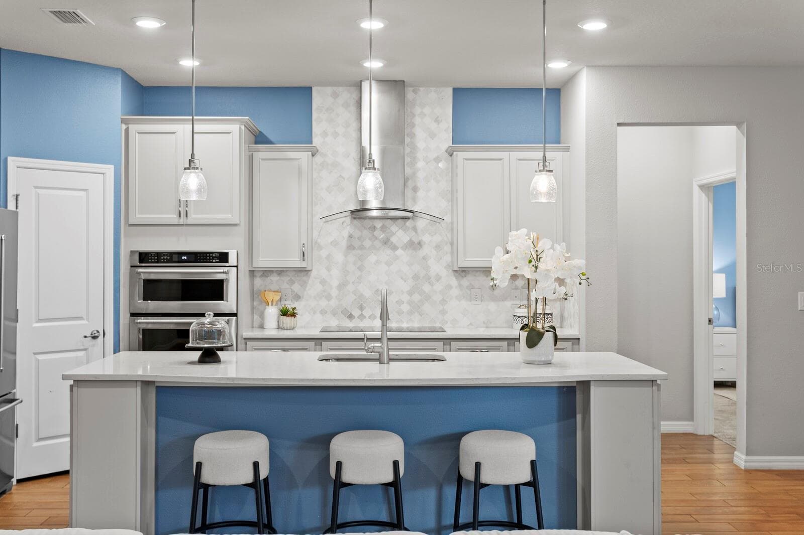 Large breakfast bar - 18908 WILLOWMORE CEDAR DR, LUTZ