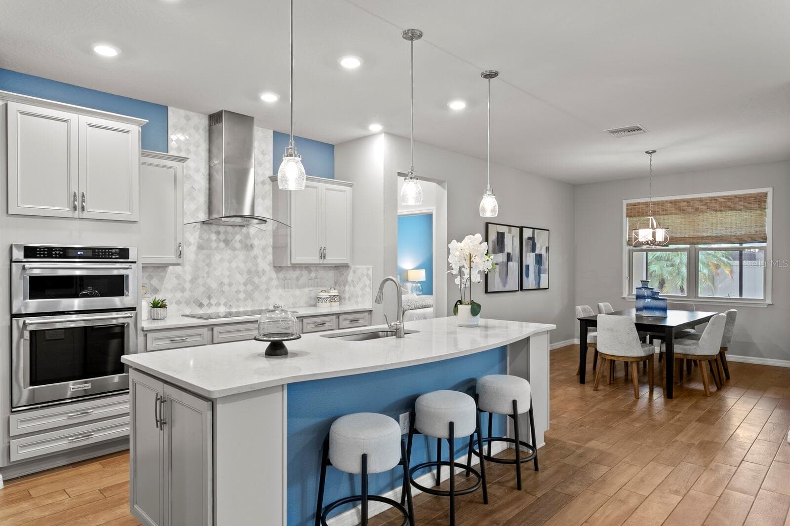 Kitchen and adjacent dining area - 18908 WILLOWMORE CEDAR DR, LUTZ