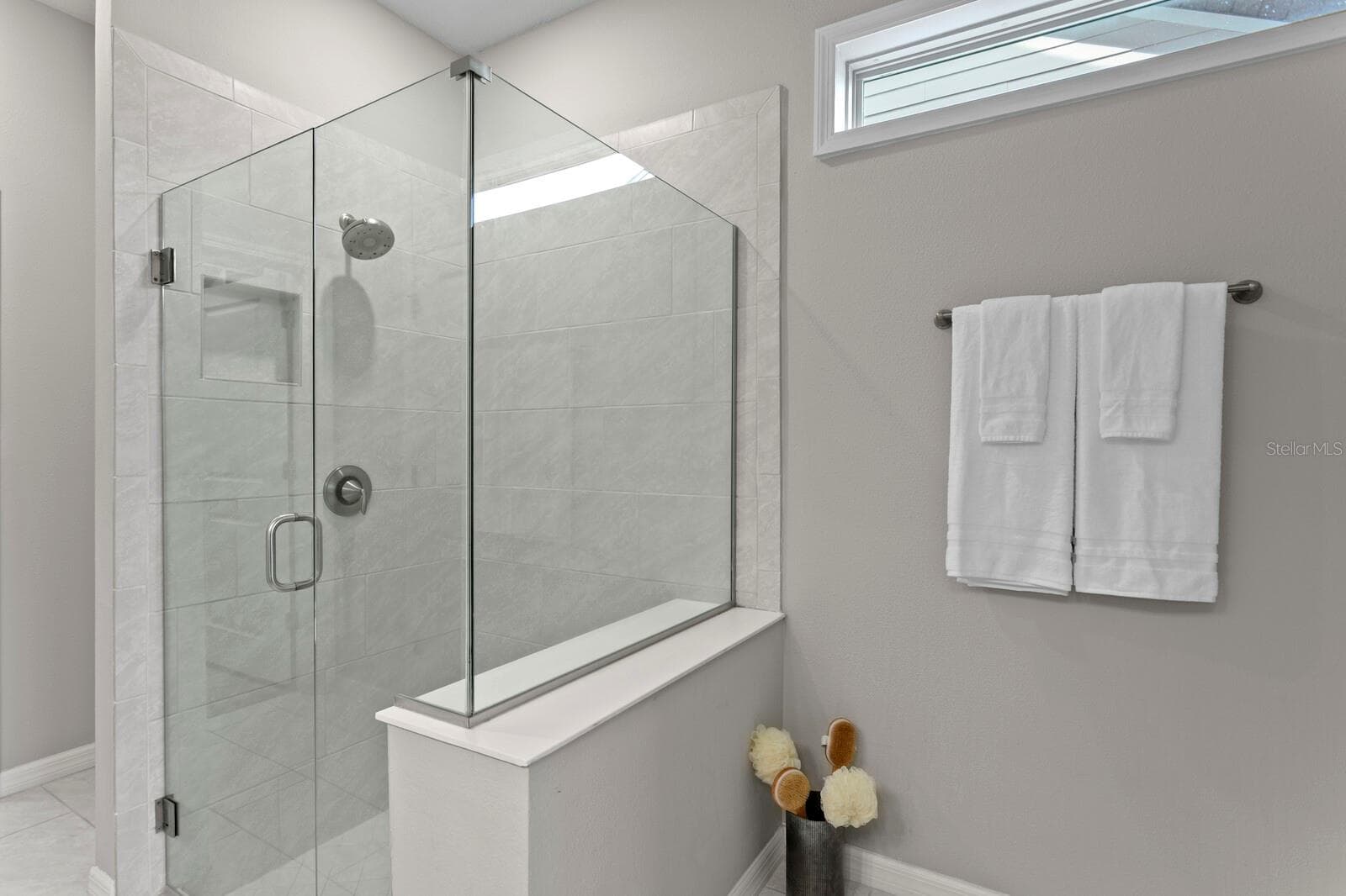 Oversized frameless shower - 18908 WILLOWMORE CEDAR DR, LUTZ