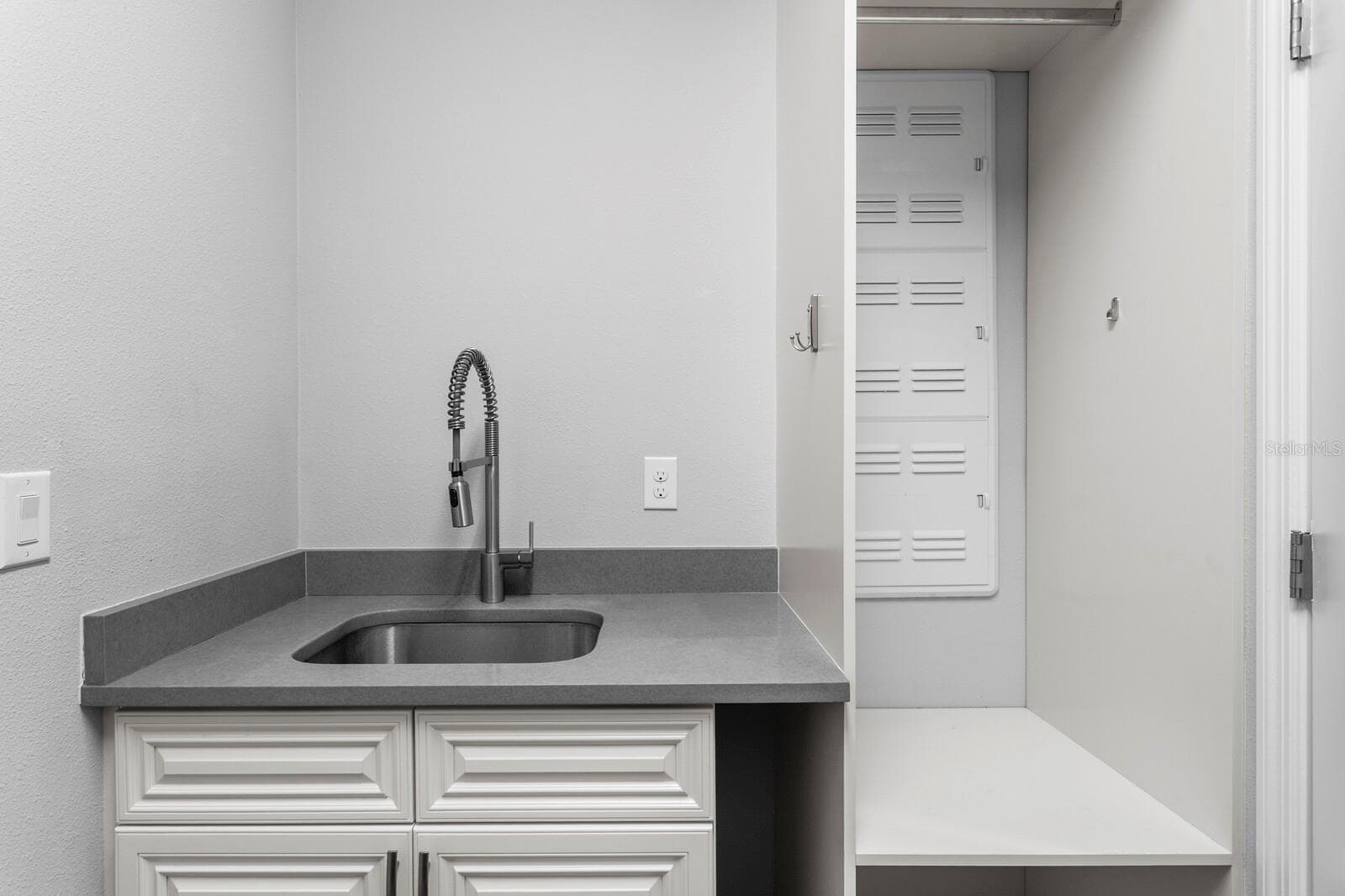 Utility sink in laundry room - 18908 WILLOWMORE CEDAR DR, LUTZ