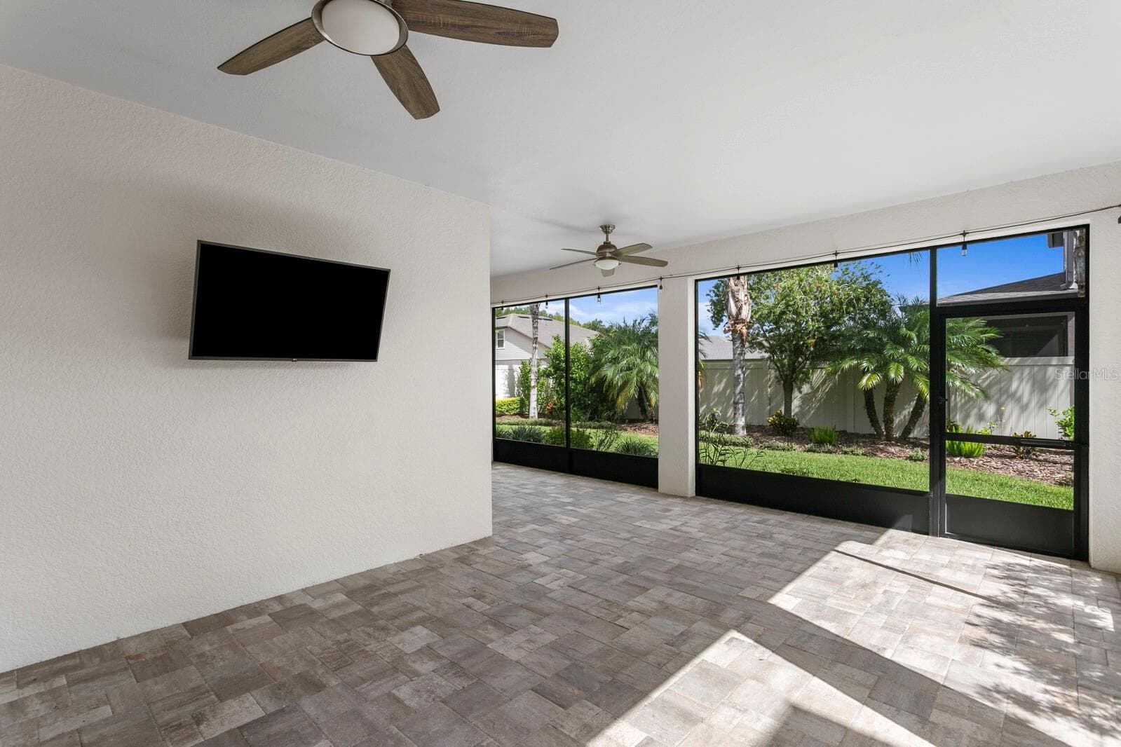 Oversized lanai with brick pavers - 18908 WILLOWMORE CEDAR DR, LUTZ