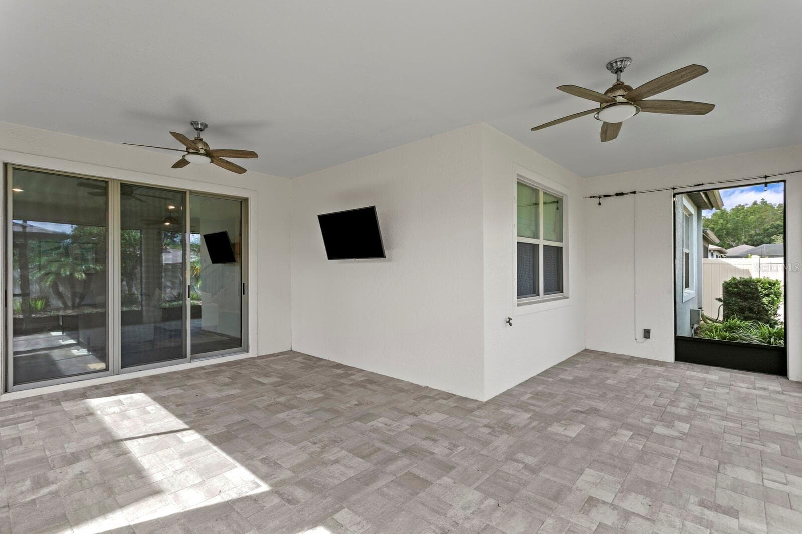 Dual ceiling fans (note lanai TV does not work and is not warranted) - 18908 WILLOWMORE CEDAR DR, LUTZ