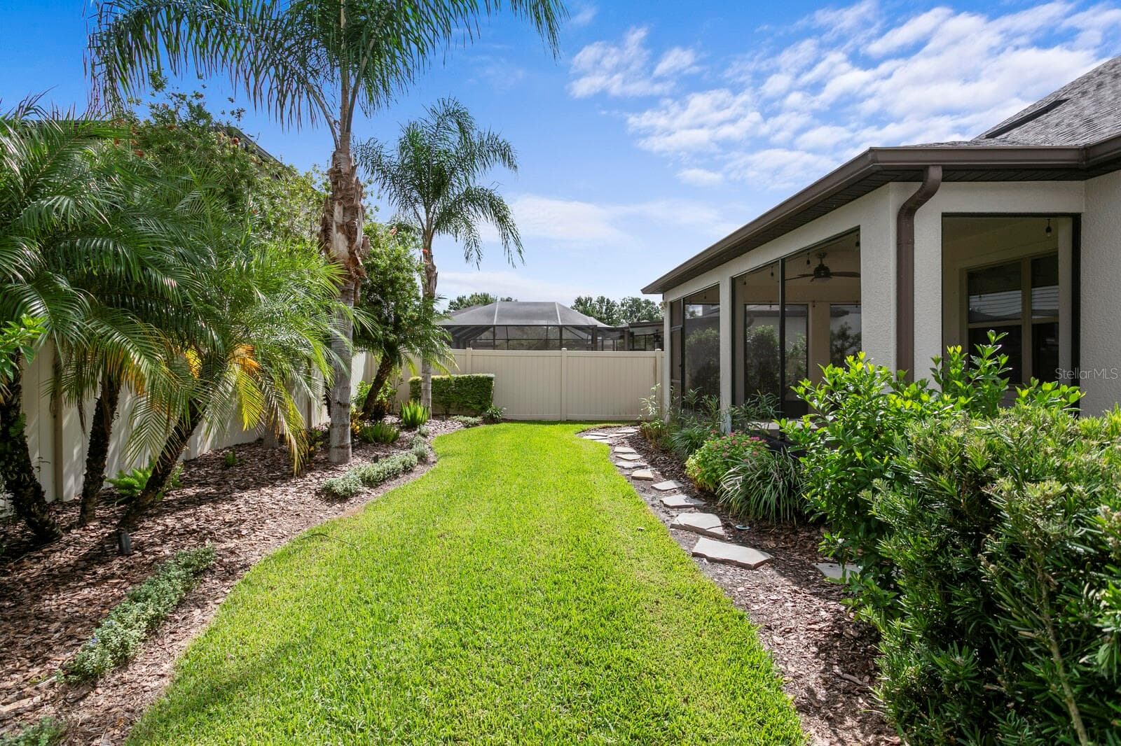 Great backyard landscaping - 18908 WILLOWMORE CEDAR DR, LUTZ