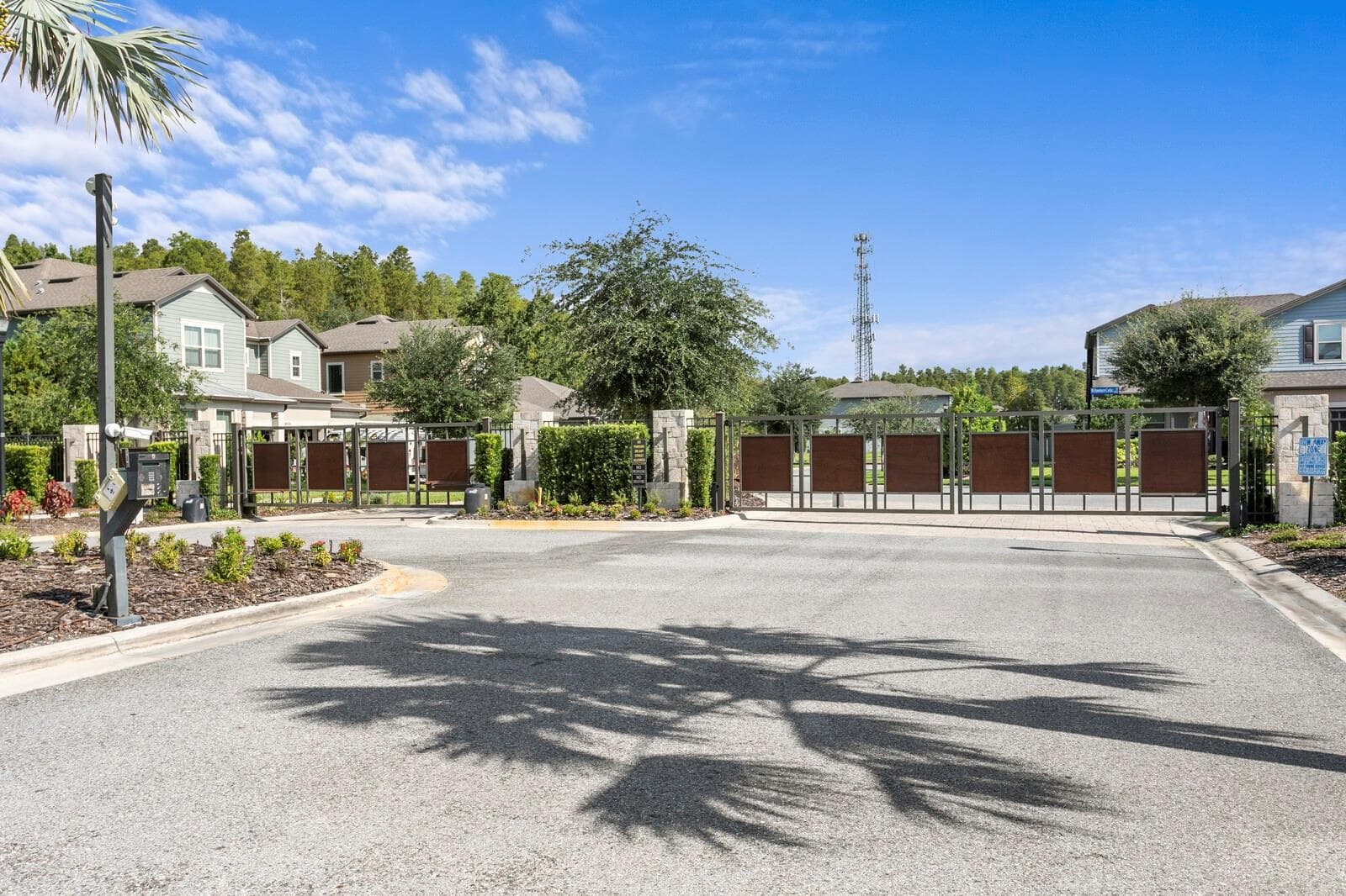 Gated community entrance - 18908 WILLOWMORE CEDAR DR, LUTZ