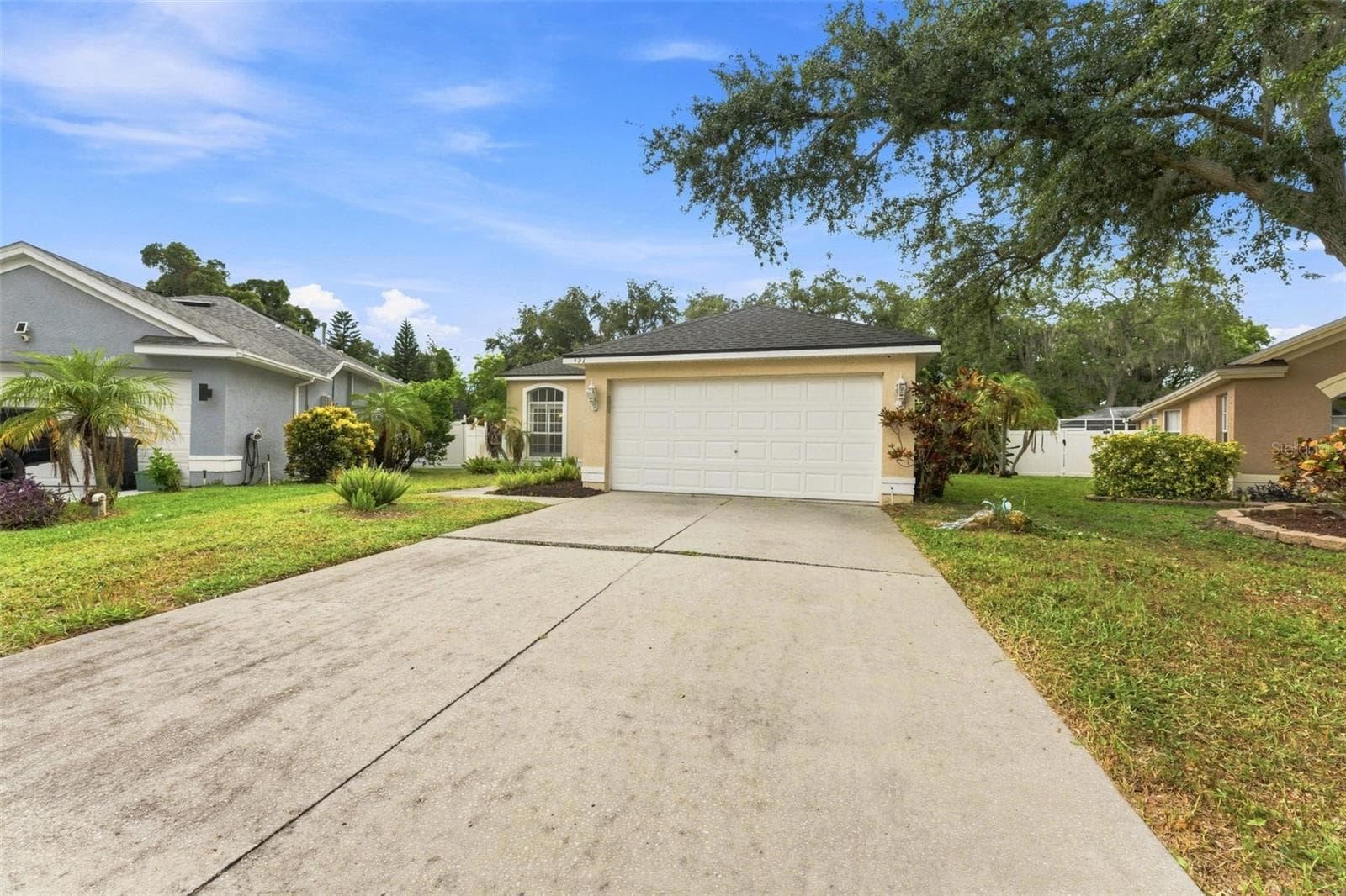 Extra long driveway leading to 2 car garage - 491 BRILAND ST, TARPON SPRINGS