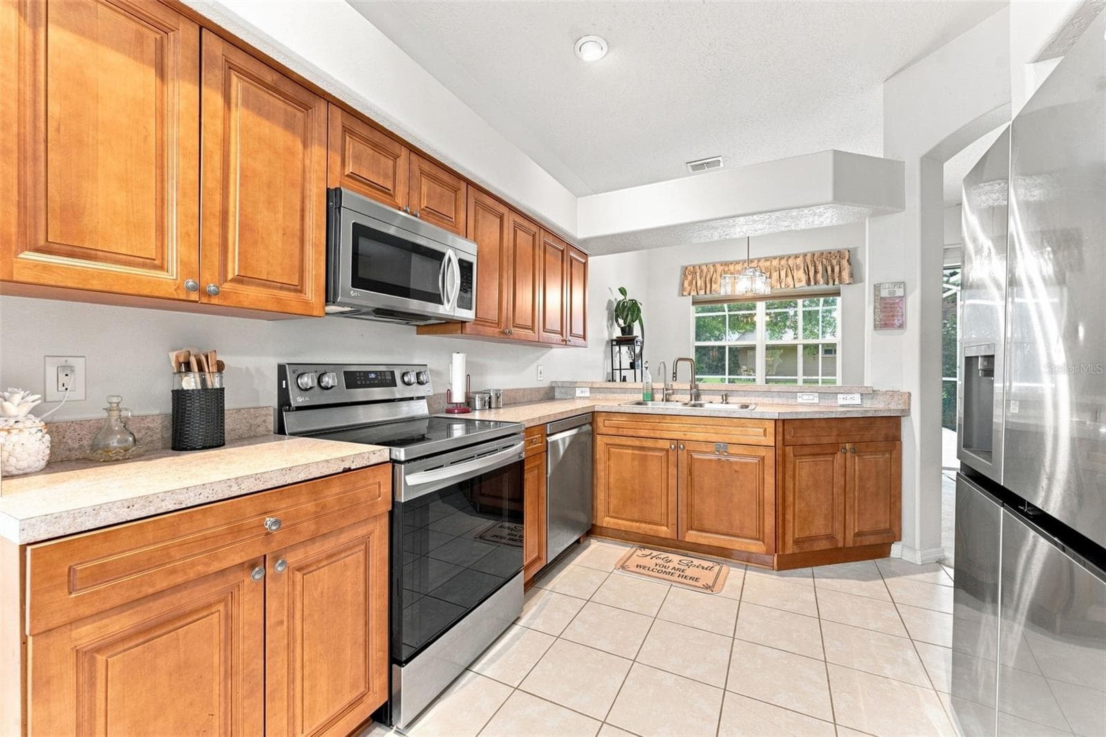 Large kitchen with pantry and eat in area - 491 BRILAND ST, TARPON SPRINGS