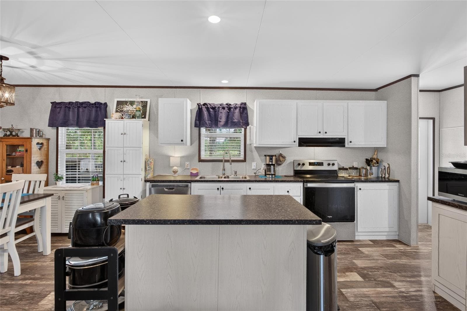Manufactured Home at 79 NE 91ST ST, BRANFORD, photo 8 of 43