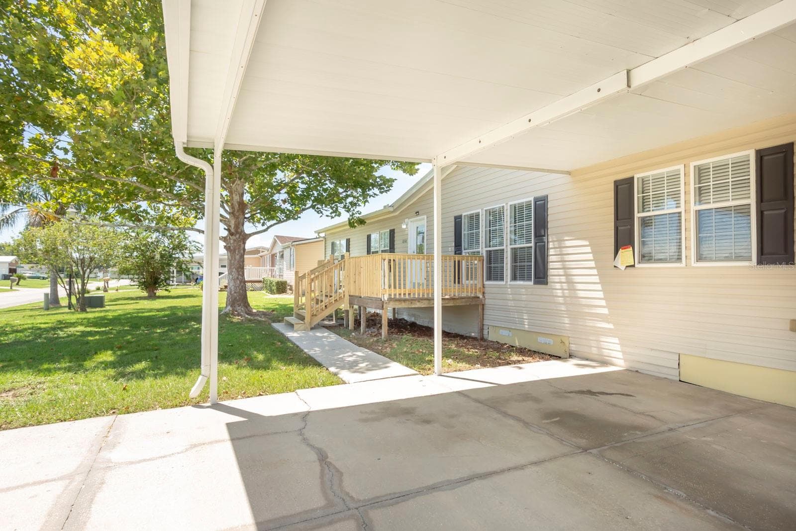 Manufactured Home at 8336 CHANCE DR, LAKELAND, photo 4 of 37