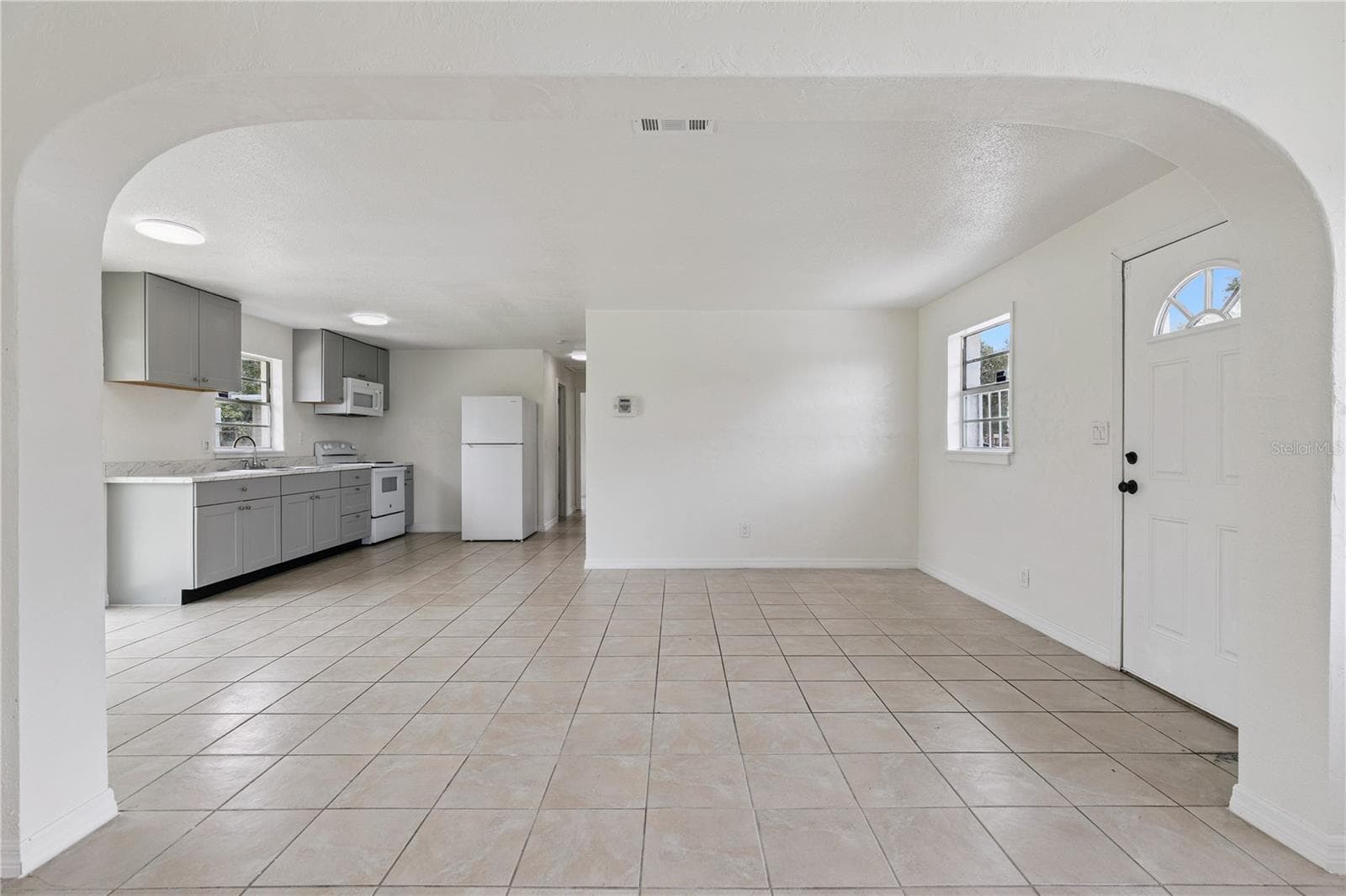 Bright and Open Floor Plan - 875 LOOMIS AVE, DAYTONA BEACH