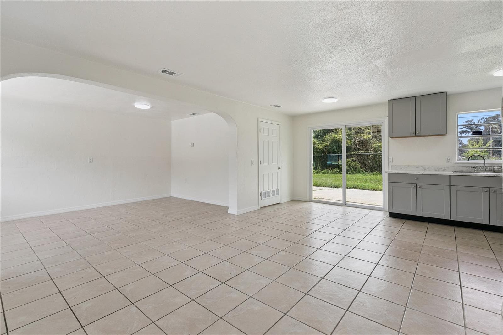 Living Area Overlooking Kitchen - 875 LOOMIS AVE, DAYTONA BEACH