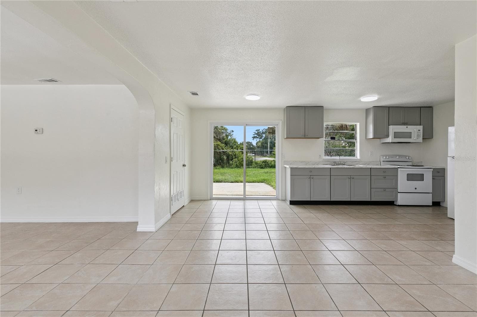 Open Floor Plan Kitchen with Natural Lighting - 875 LOOMIS AVE, DAYTONA BEACH