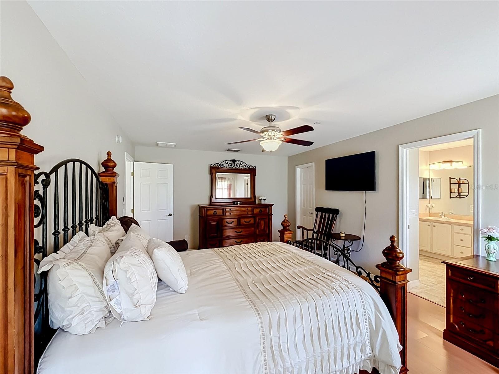 Master suite with ensuite and walk in closet. - 18030 BAYAMON AVE, POLK CITY