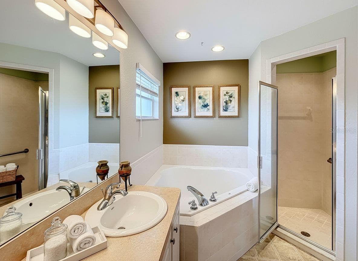 Walk in shower and separate garden tub - 18030 BAYAMON AVE, POLK CITY