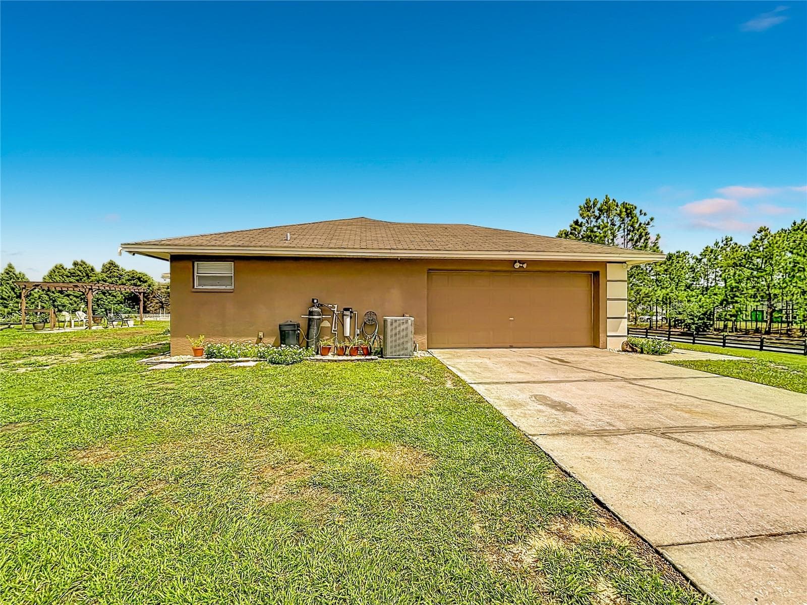 Garage with side entry. Whole house water softener system. - 18030 BAYAMON AVE, POLK CITY