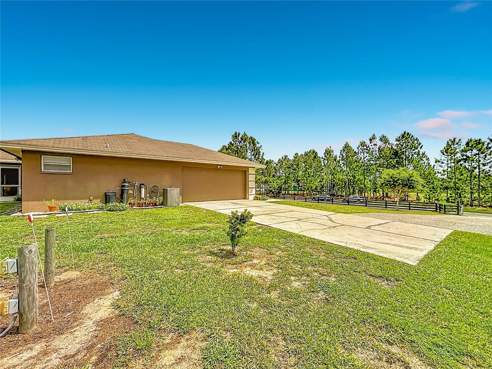 Side Entry and parking space. - 18030 BAYAMON AVE, POLK CITY