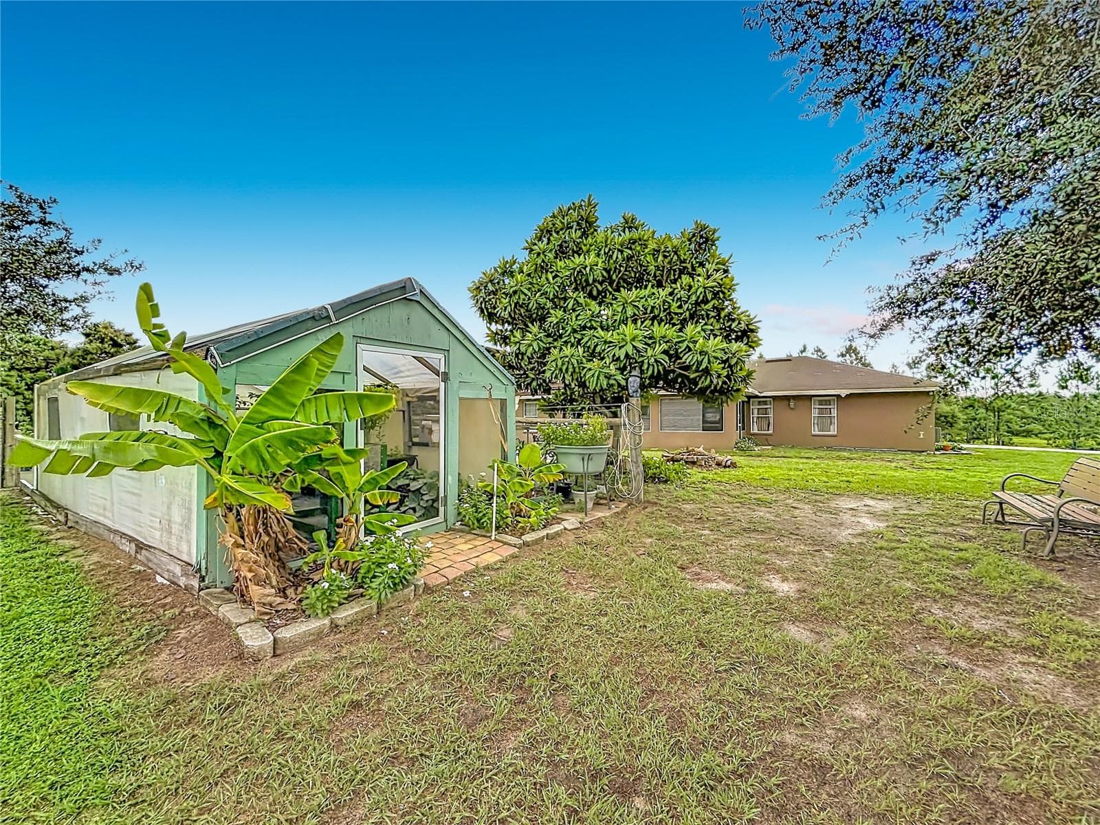 Enjoy the farm house but yet modern living. - 18030 BAYAMON AVE, POLK CITY