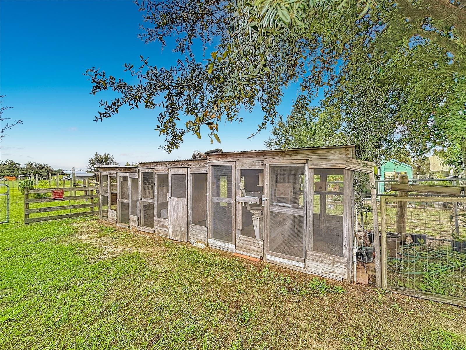 Chicken coop. - 18030 BAYAMON AVE, POLK CITY