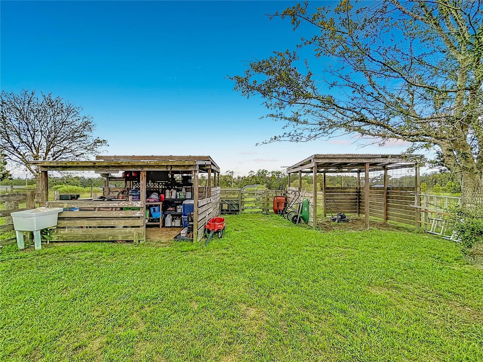 Horse or work area. - 18030 BAYAMON AVE, POLK CITY
