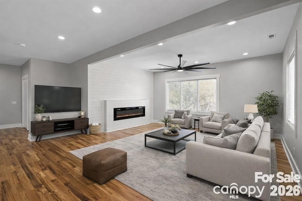 upstairs living area - 543 30th Avenue NW, Hickory