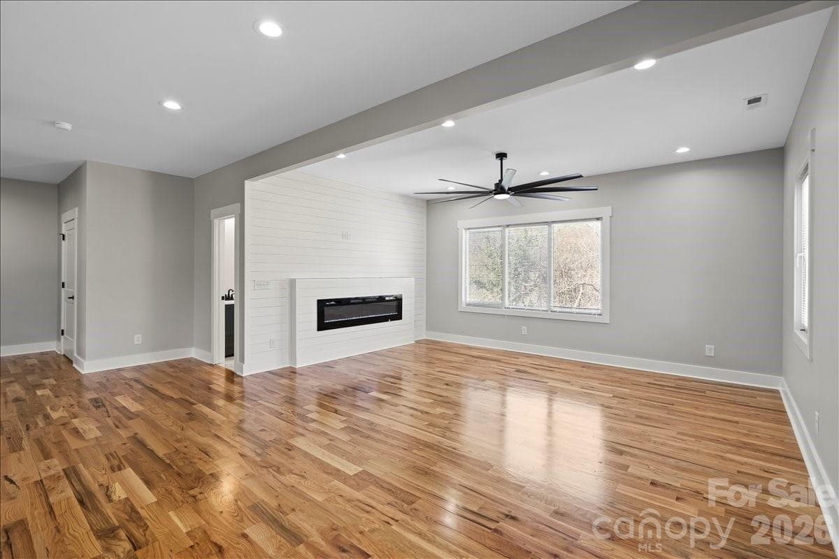 upstairs living area - 543 30th Avenue NW, Hickory