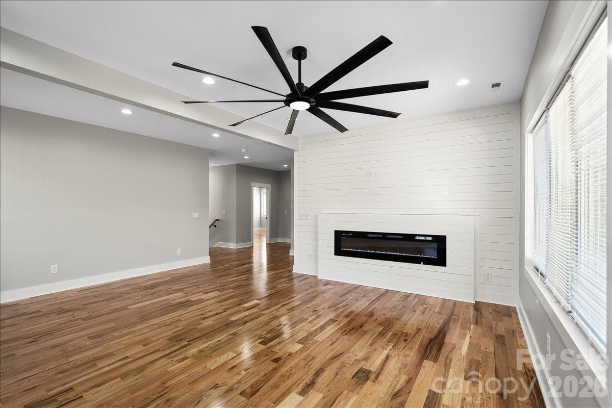 upstairs living area - 543 30th Avenue NW, Hickory