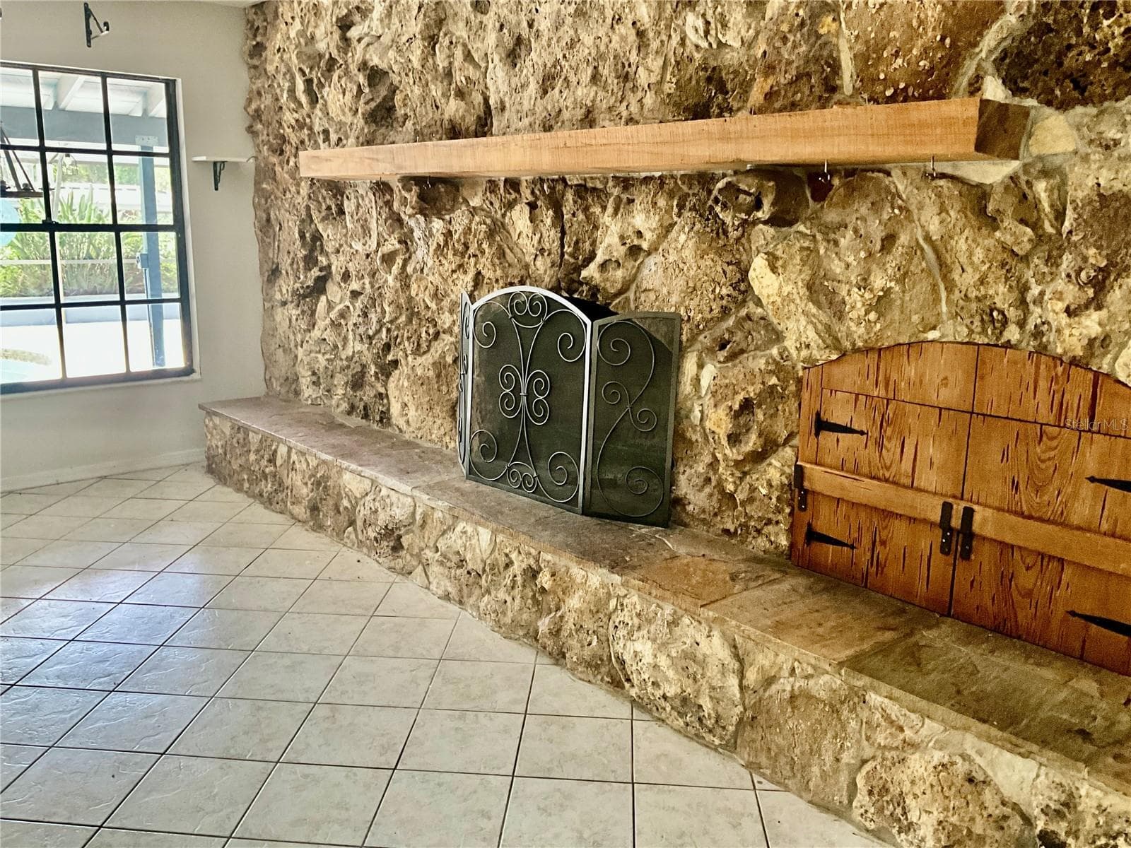 Family Room Fireplace - 2430 W COUNTY ROAD 44, EUSTIS