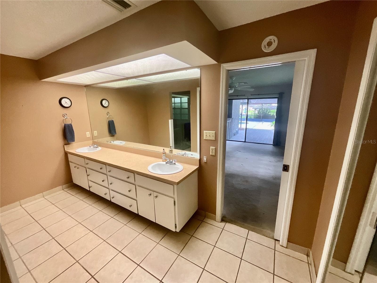 Master Bath - 2430 W COUNTY ROAD 44, EUSTIS