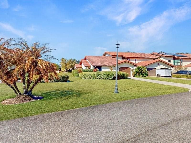 End unit provides lots of space to roam on the side - 118 COVENTRY LN, HAINES CITY