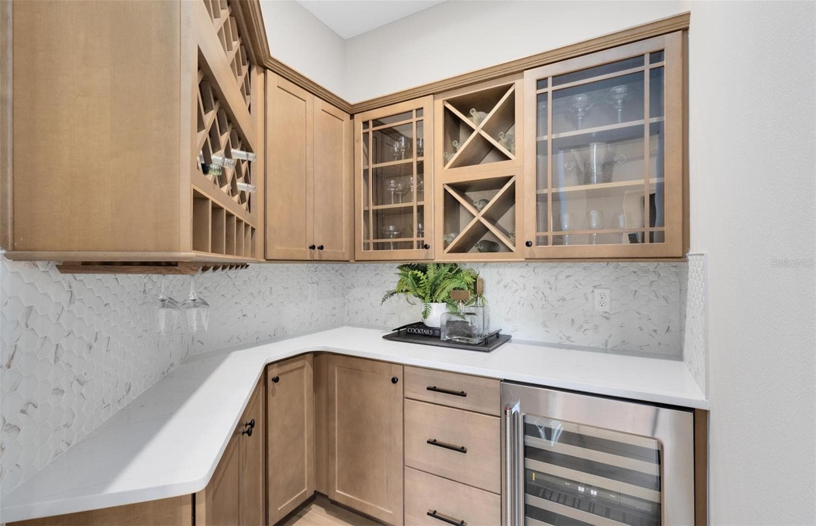 Actual home photo. Colors, finishes, textures and options may appear differently in person due to variations in monitors and viewing devices. - 16920 LONE OAK CIRCLE, ORLANDO