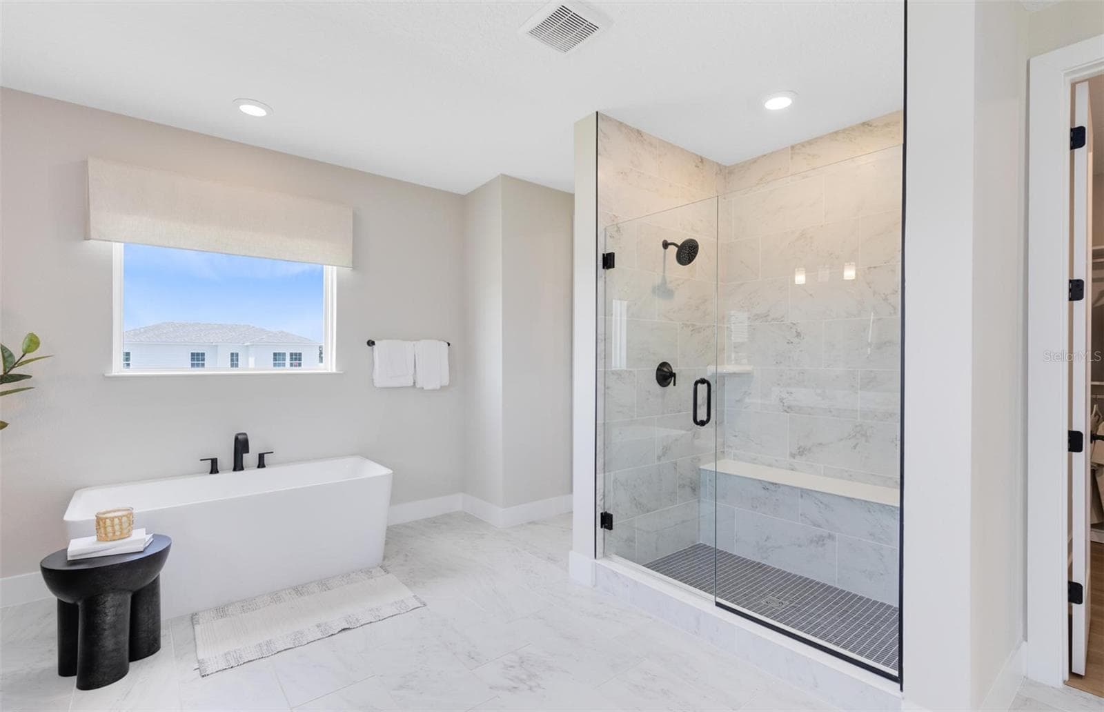 Actual home photo. Colors, finishes, textures and options may appear differently in person due to variations in monitors and viewing devices. - 16920 LONE OAK CIRCLE, ORLANDO