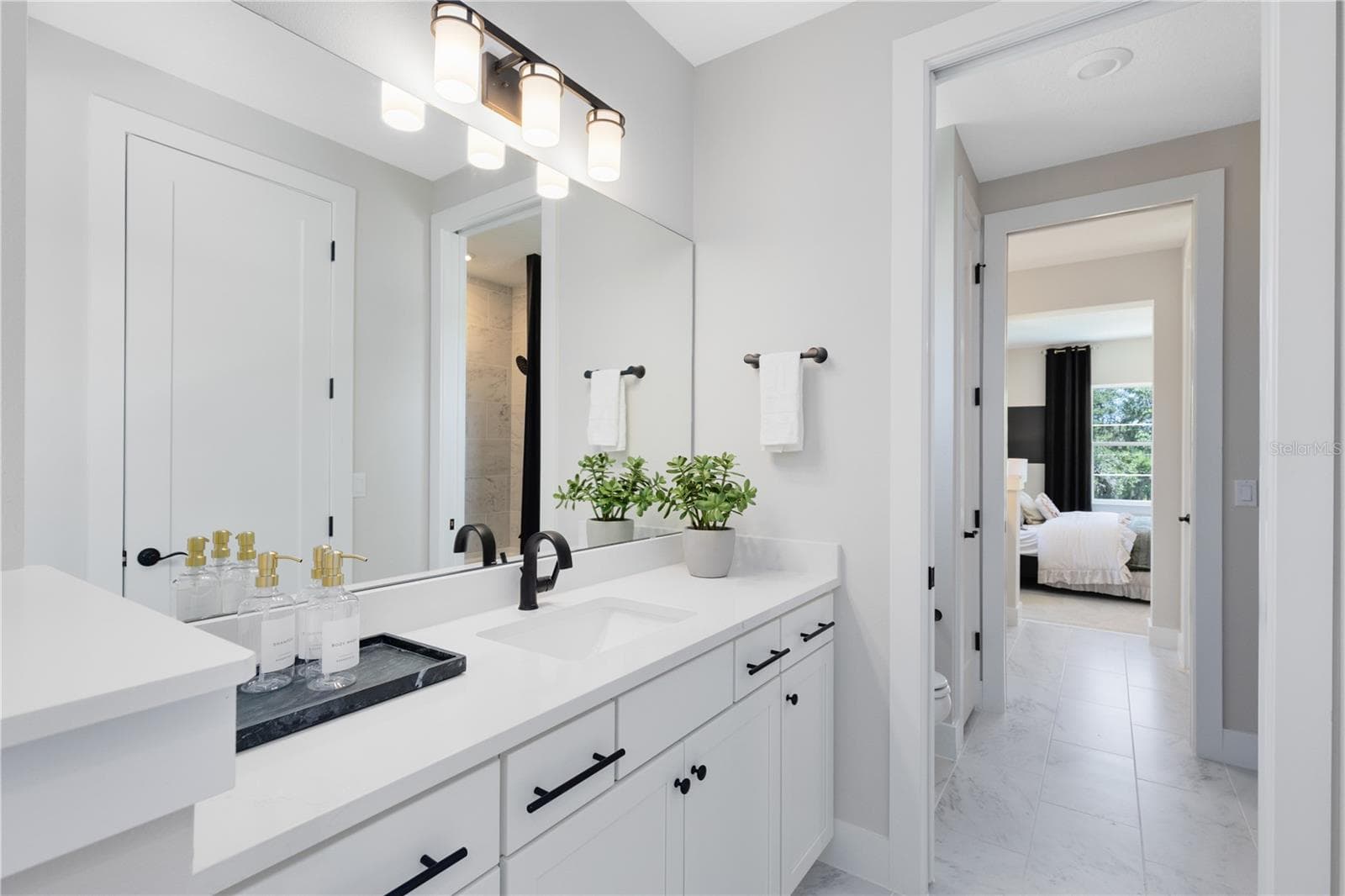 Actual home photo. Colors, finishes, textures and options may appear differently in person due to variations in monitors and viewing devices. - 16920 LONE OAK CIRCLE, ORLANDO